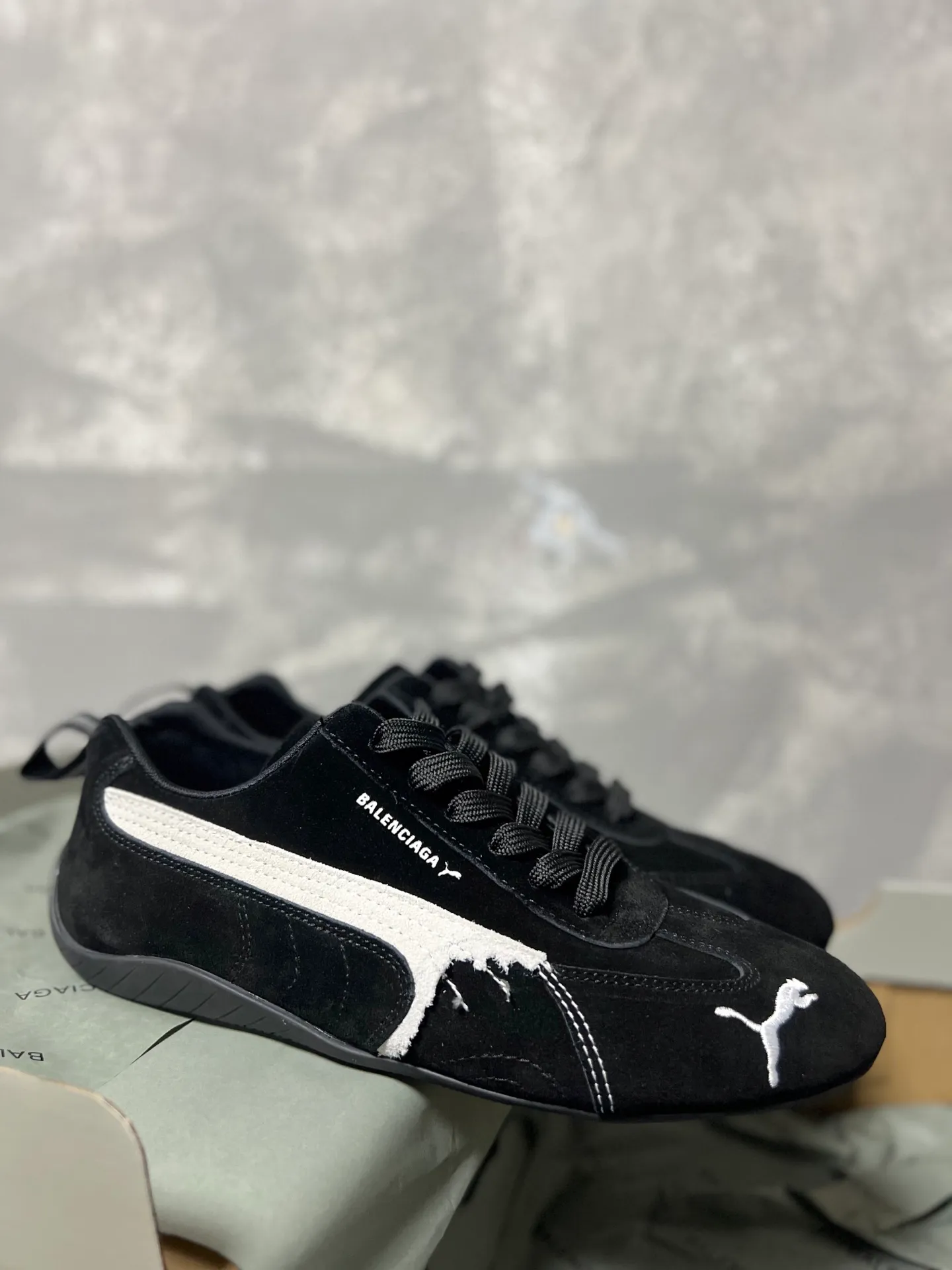 👟👟Ex-factory price 480👟👟 PUMA co-branded Balenciaga: Who knows! This pair of distressed and war-damaged Speedcats are so good-looking. The thin-soled sneakers have been upgraded to 2.0, which destroys the aesthetics of the street. More than half of the classic PUMA stripes on the side of the shoes have been "violently torn". The distressed treatment has a sense of ruined art, and it becomes the focus of the street in seconds! Hot stamping double logo + gold foil size mark on the heel, the details give a high-end feel Code number: 35-44 (45 customized)
